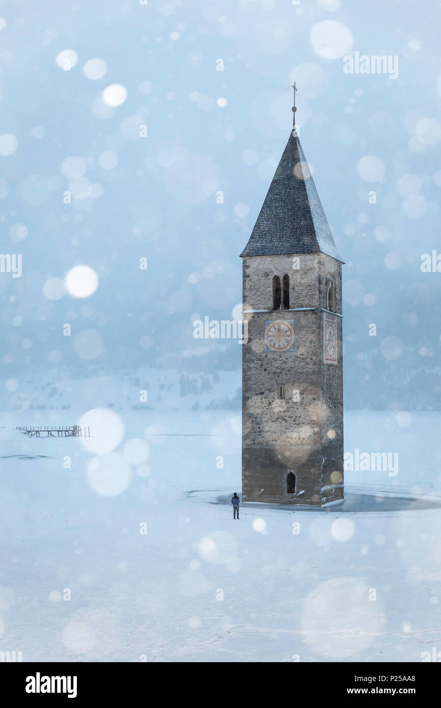 Submergé le clocher de Curon Venosta, province de Bolzano, l'Alto Adige, Italie district, sous une chute de neige Banque D'Images