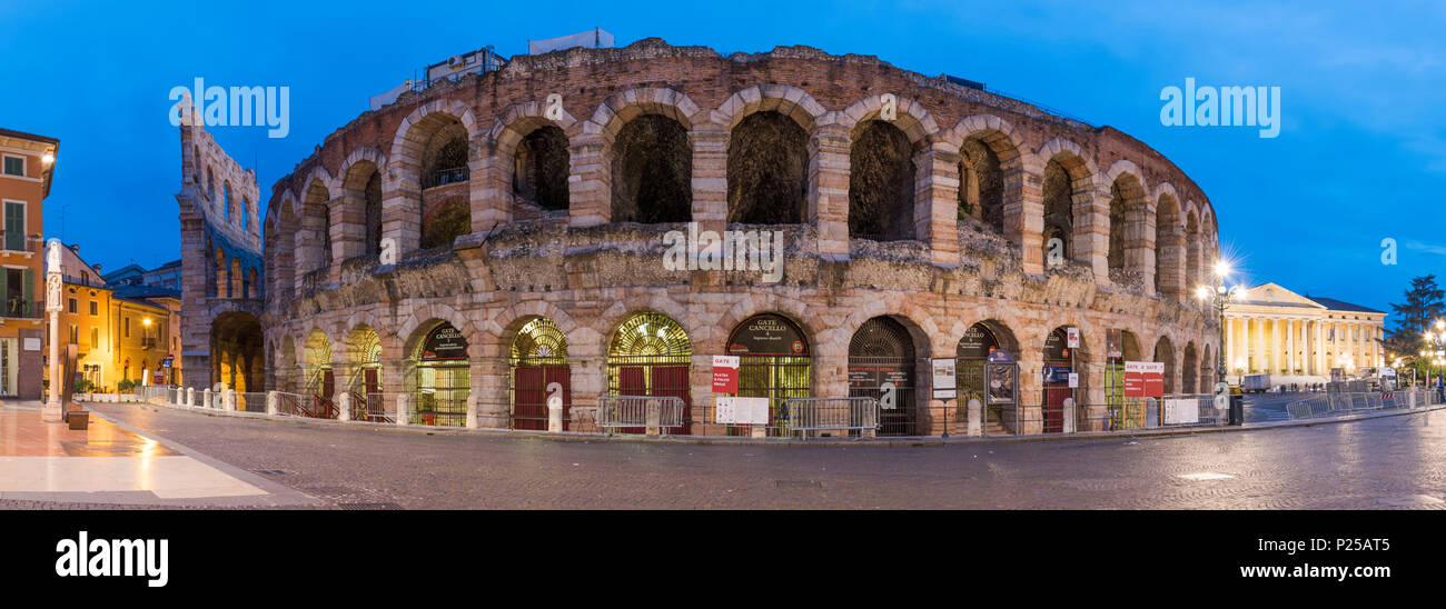 Arènes de Vérone au crépuscule. Vérone, Vénétie, Italie Banque D'Images