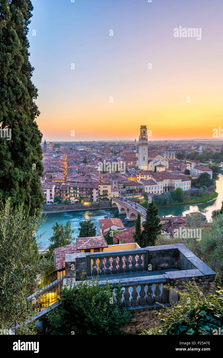 Portrait de Ponte Pietra (pont de pierre) et de la cathédrale de Vérone au coucher du soleil. Vérone, Vénétie, Italie Banque D'Images