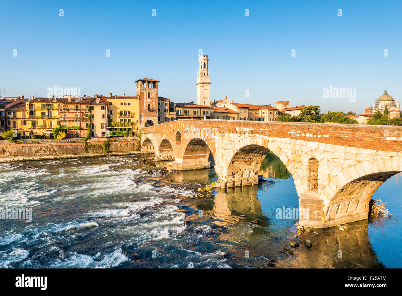 Ponte Pietra (pont de pierre) et Vérone vieille ville au lever du soleil. Vérone, Vénétie, Italie Banque D'Images