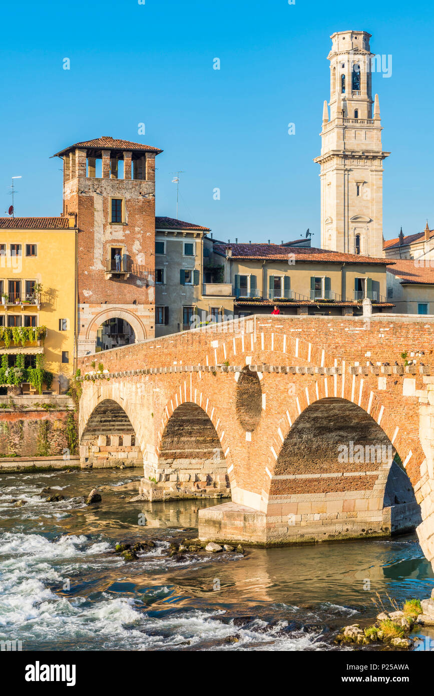 Ponte Pietra (pont de pierre) et Vérone vieille ville au lever du soleil. Vérone, Vénétie, Italie Banque D'Images