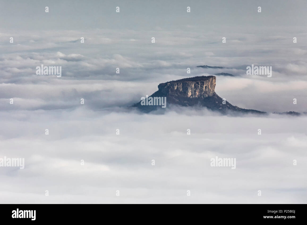La pierre bismantova émerge du brouillard, province de Reggio Emilia, l'Émilie-Romagne, Italie, Europe district Banque D'Images