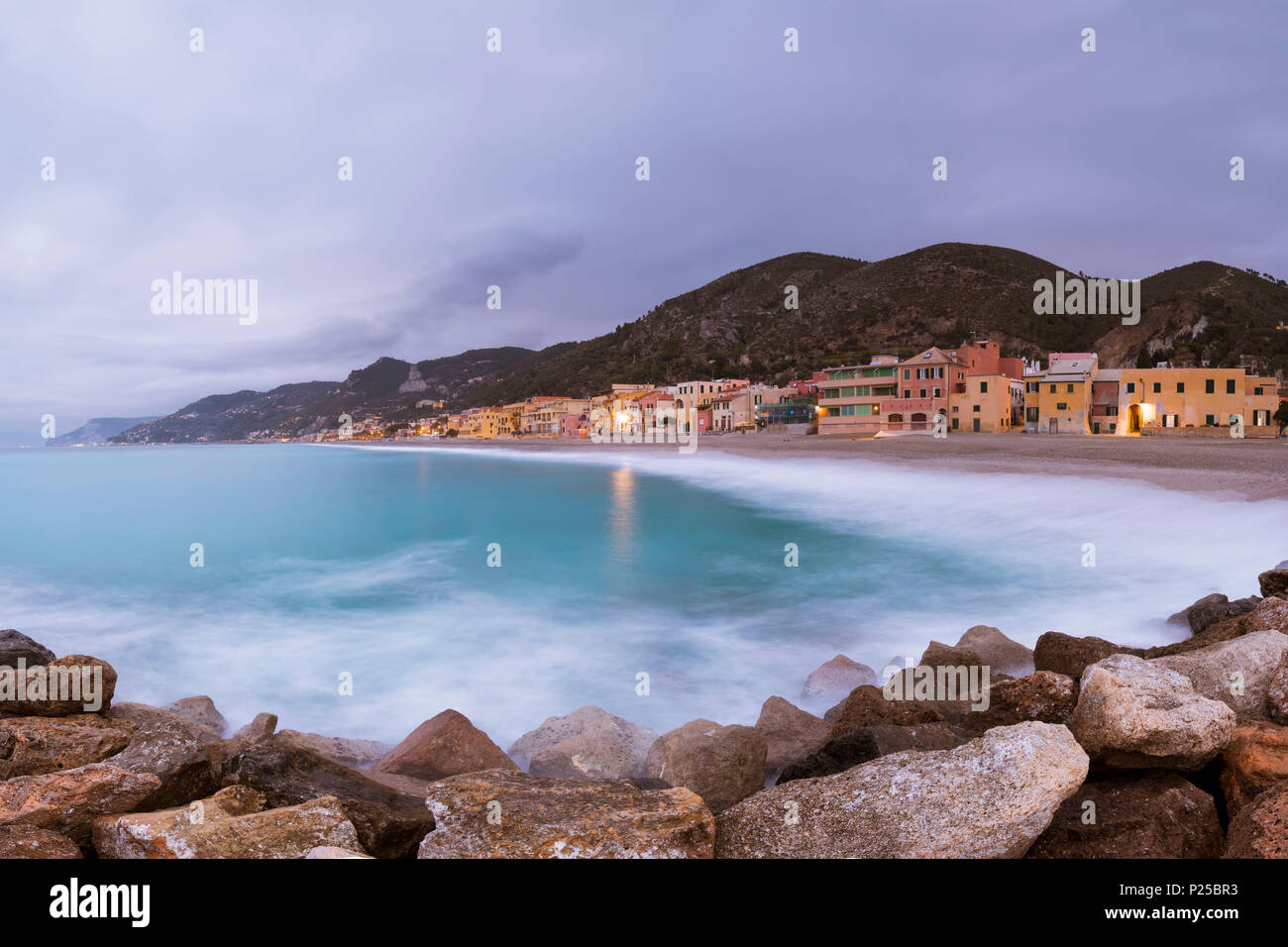 Maisons typiques sur la plage, La Spezia, province de Savone, Ligurie,  Italie, Europe Photo Stock - Alamy