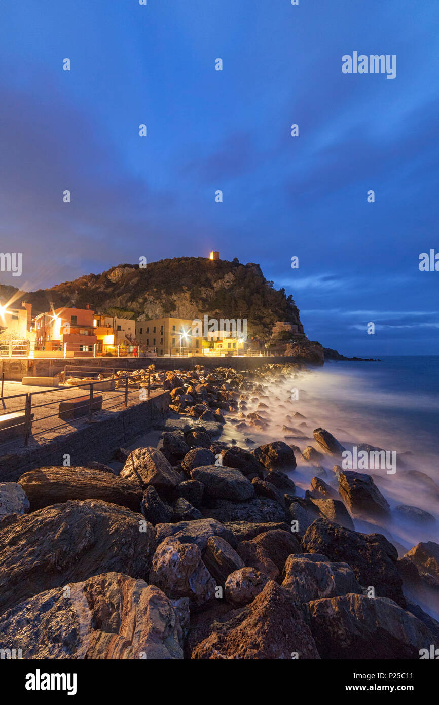 Crépuscule sur Punta Crena avec Tour Saracena, Finale Ligure, province de Savone, ligurie, italie Banque D'Images