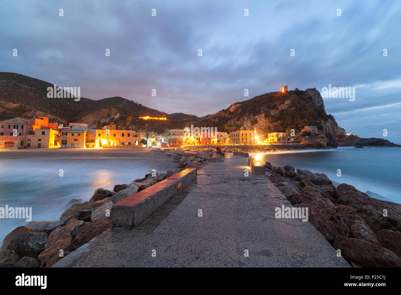 Crépuscule sur La Spezia et Punta Crena, Finale Ligure, province de Savone, ligurie, italie Banque D'Images