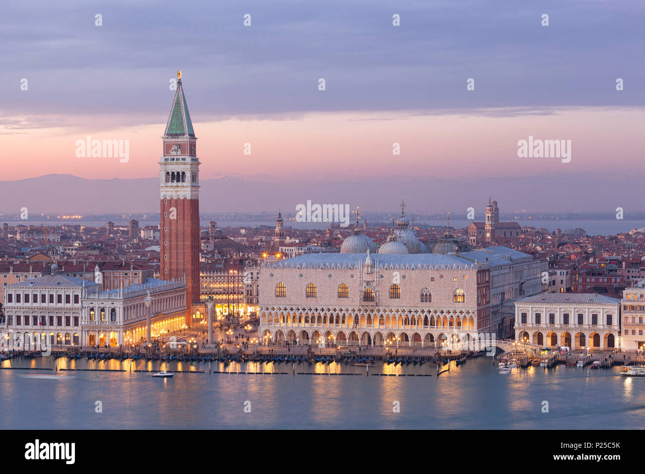 Vue de la Place San Marco à partir de la tour de la cloche de l'abbaye de Saint-georges majeur au crépuscule, Venise, Vénétie, Italie Banque D'Images