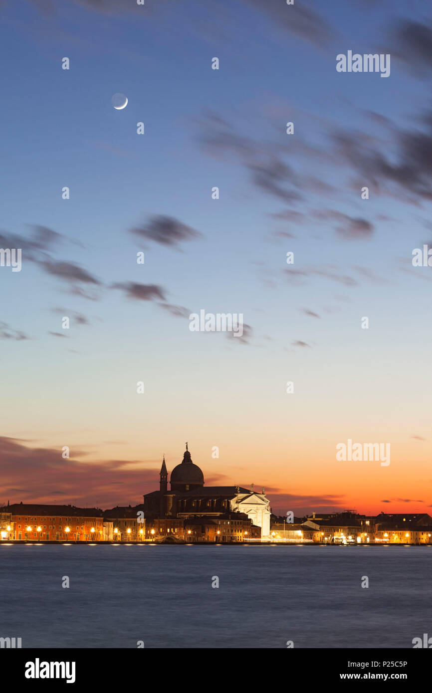 Redentore Église sous la lune au crépuscule, l'île de Giudecca, Venise, Vénétie, Italie Banque D'Images
