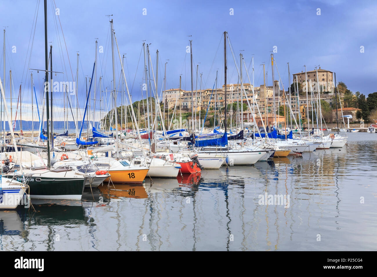 Port touristique de Capodimonte avec nuages noirs dans le ciel. Capodimonte, Lac de Bolsena, province de Viterbe, Latium, Italie Banque D'Images