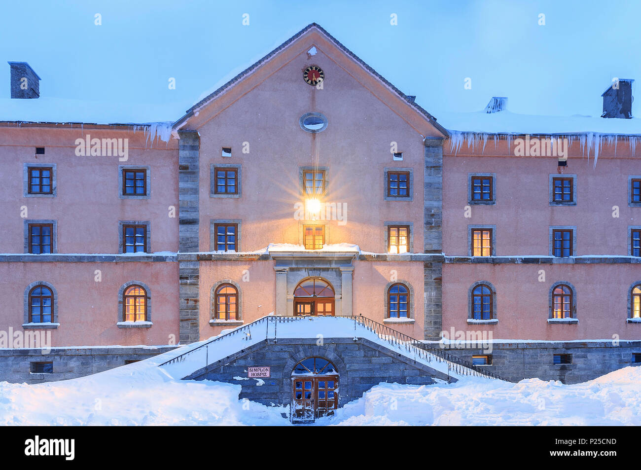 Façade de l'Hospice du Simplon pendant le crépuscule. Col du Simplon, Canton du Valais/Wallis, Suisse. Banque D'Images