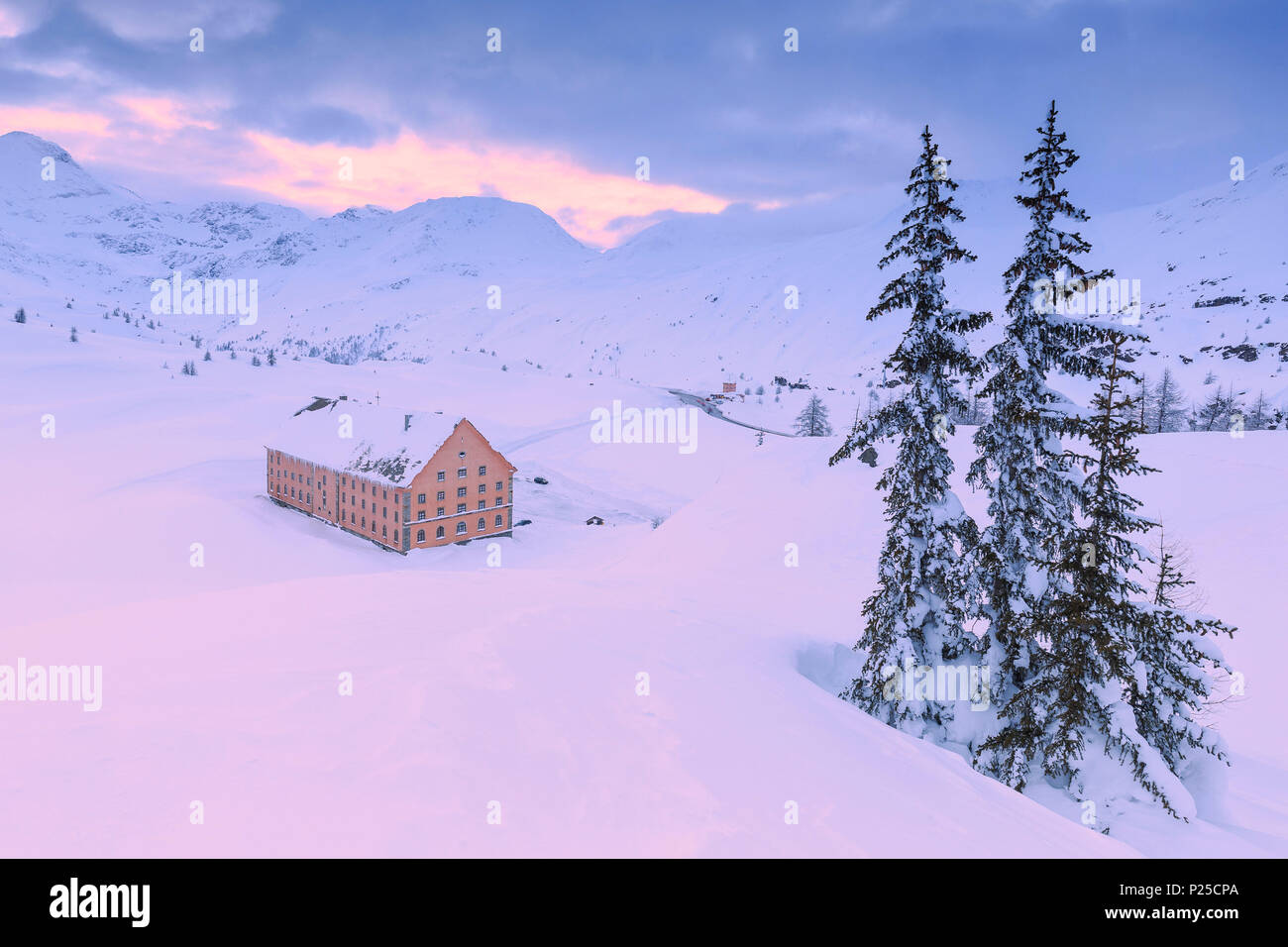 Hospice du Simplon éclairée par la chaude lumière au coucher du soleil. Col du Simplon, Canton du Valais/Wallis, Suisse. Banque D'Images