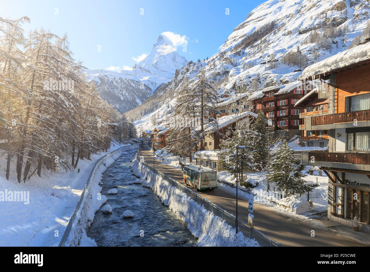 Le transit d'un bus dans les rues de Zermatt avec le Cervin en arrière-plan. Zermatt, Valais / Wallis (Suisse). Banque D'Images