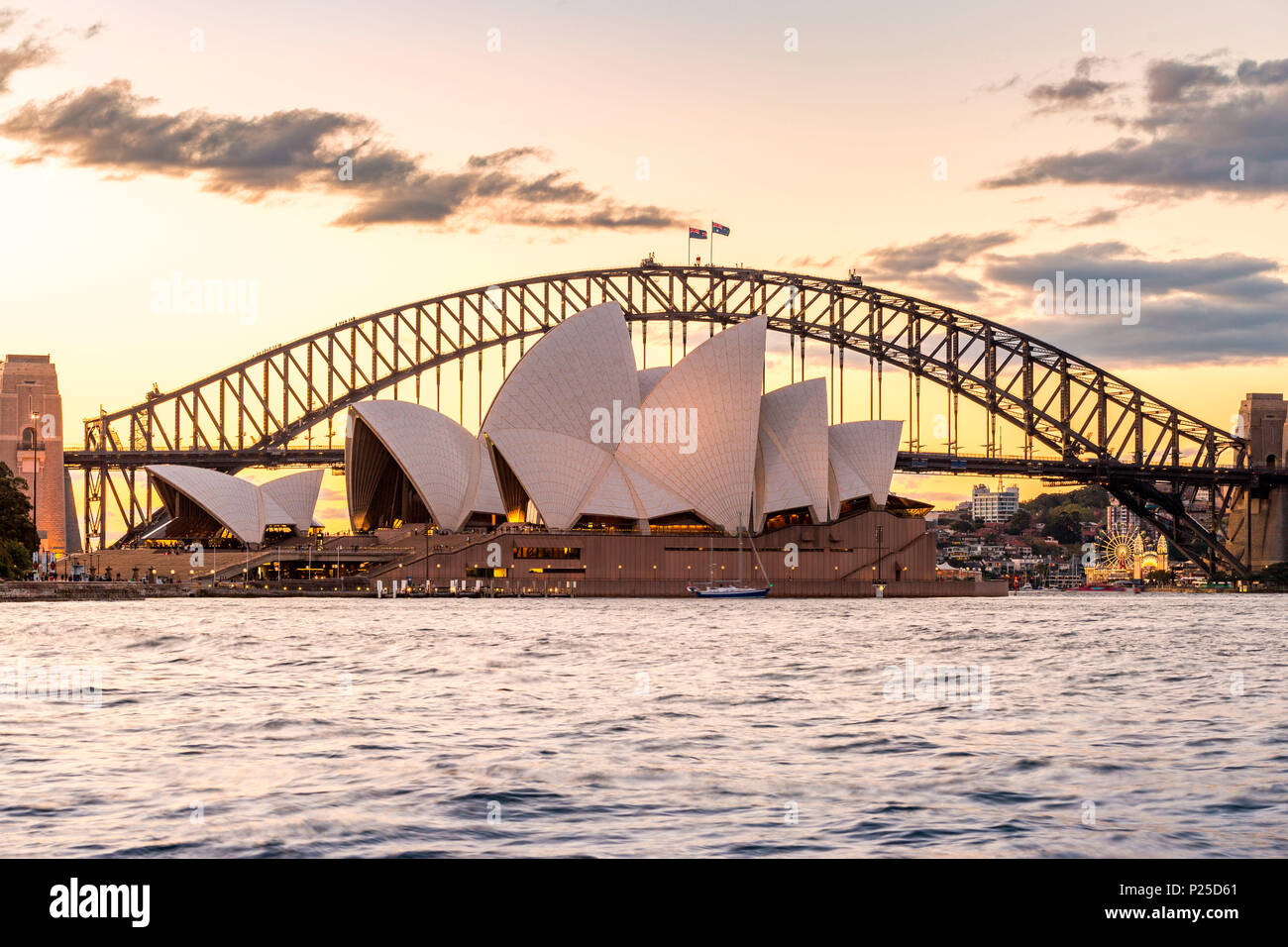 Opera House et le Harbour Bridge au coucher du soleil, Sydney, New South Whales, Australie Banque D'Images