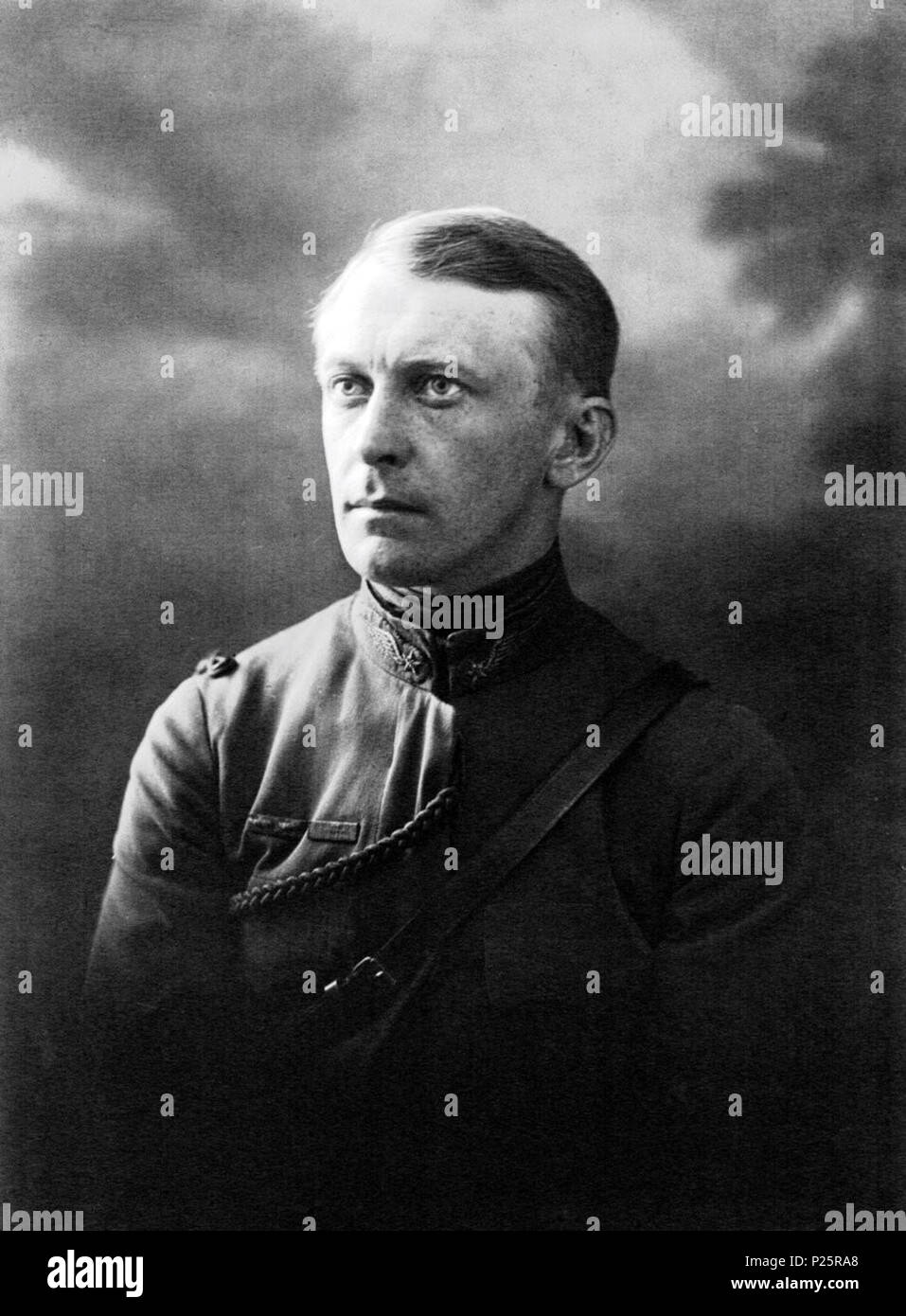 . Anglais : Le Capitaine Robert Martinet, pilote, 3e Groupe de l'air (3GA). Mort pour la France (1917). Robert François Martinet est né le 24 décembre 1885 à Ancon au Pérou de parents français. Il est le fils de Jean Henri Martinet, originaire de Bransat dans le département de l'Allier (France) et Marta Rosa Gatti, de Solferino (Italie). Il a obtenu son brevet de pilote sous le n° 78, 17 mai, 1910. Robert Martinet a été décoré de la Légion d'honneur le 14 juillet 1912 à Compiègne par le général de Trentinian. Son coéquipier est Georges Legagneux. Les deux aviateurs créé le Corbelieu avec un aérodrome près de Compiègne Banque D'Images