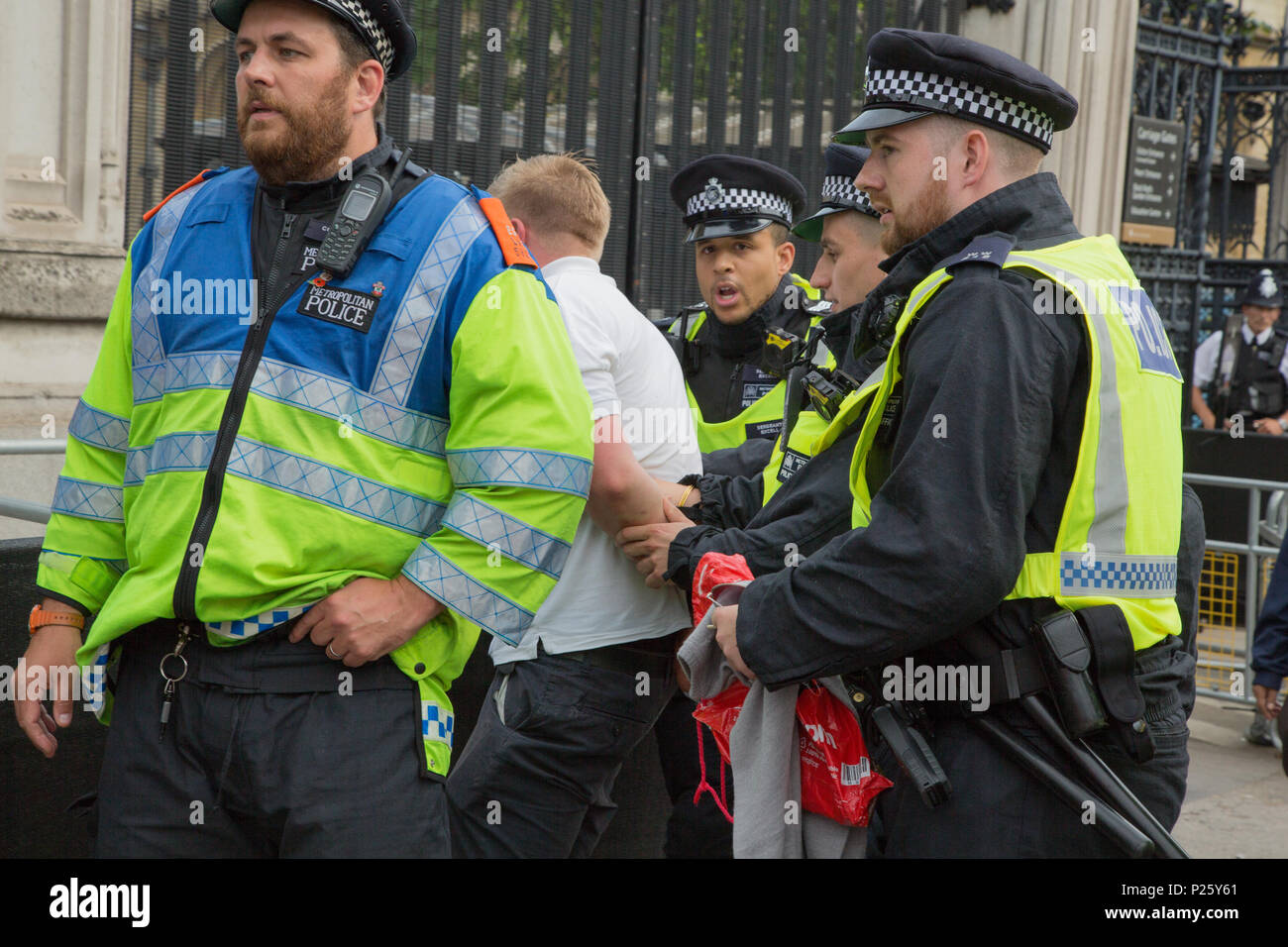 London UK 9 juin 2018 UN Tommy Robinson pleure car il est supporter menotté et temporellement détenus par la police, quelques instants après l'exécution d'un Nazi salu Banque D'Images