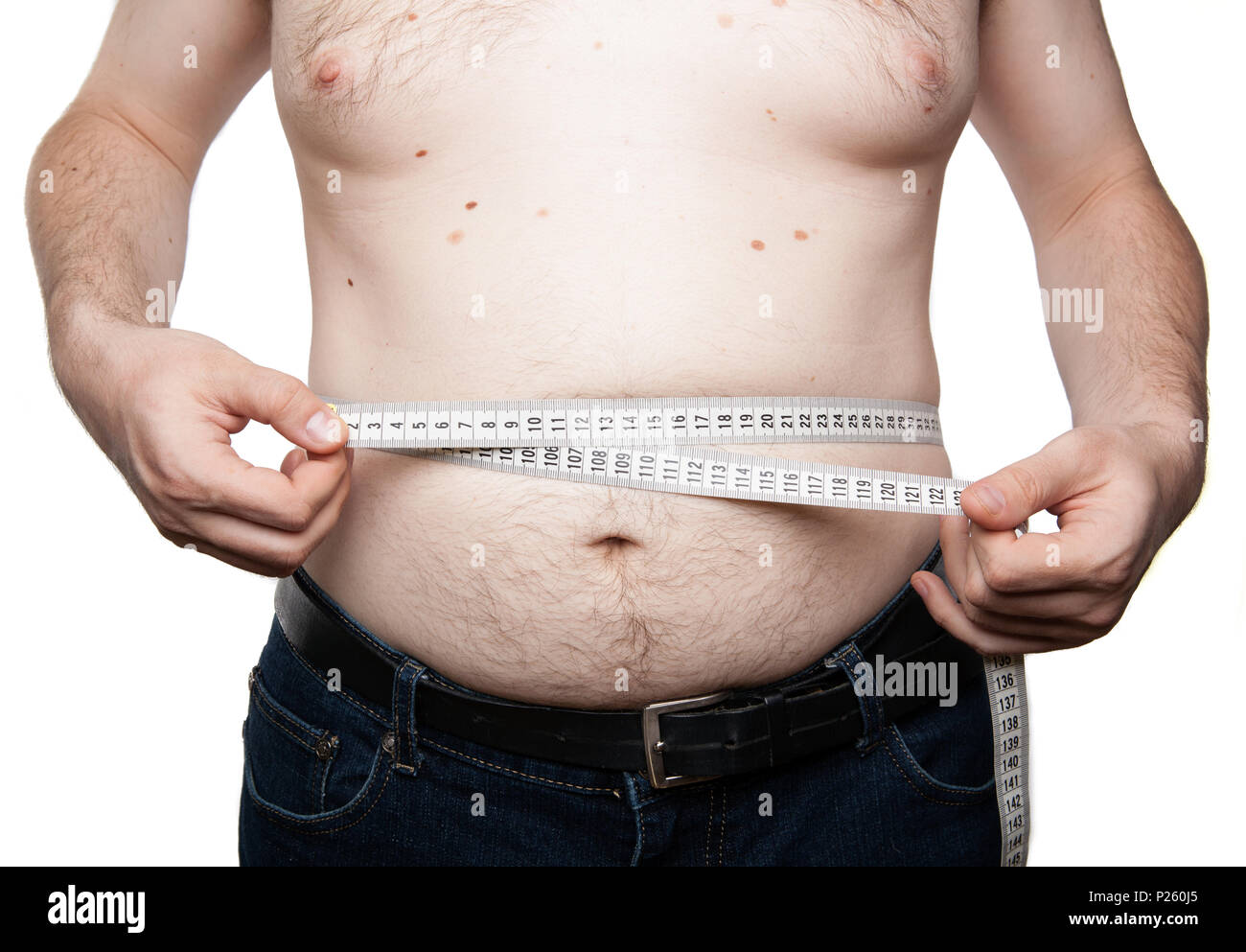 Un homme avec la graisse abdominale et mesures son ventre Photo Stock -  Alamy