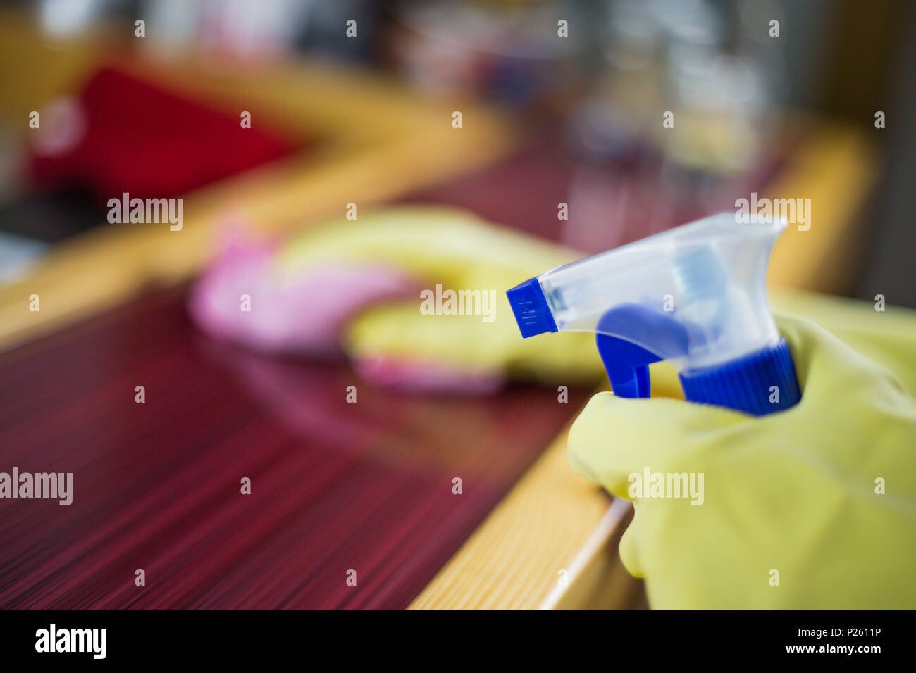 Femme au foyer, une femme au foyer s'acquitte de son travail, est propre avec un tissu dans sa main, et des gants sur ses mains, des gants en caoutchouc pour le nettoyage Banque D'Images