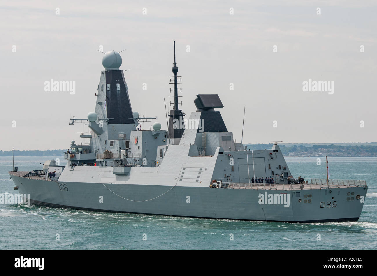 La Marine royale britannique classe audacieuse de défense aérienne de type 45 destroyer HMS Defender (D36) au départ de Portsmouth, Royaume-Uni le 11 juin 2018. Banque D'Images