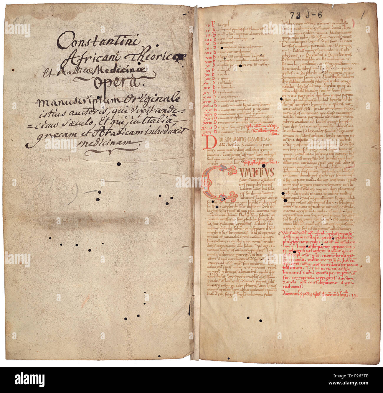 . Prima pars Pantegni theorica (lib. I-X) - folios viii (à gauche) et 001r (droite) . Gauche droite ; viii folio folio 001r à partir d'une copie du 11ème siècle du Liber pantegni Les cercles noirs sont des trous créés par les vers rongent le parchemin autrefois pendant les neuf siècles et demi depuis qu'il a été écrit c'est la plus ancienne copie connue (avant 1086) de la Liber pantegni, faite au Mont Cassin sous la direction de Constantin l'Africain est dédié à l'Abbé Desiderius du Mont-cassin (1027-1087), avant de devenir pape Victor III Folio 1r, milieu de colonne de gauche : ' Banque D'Images