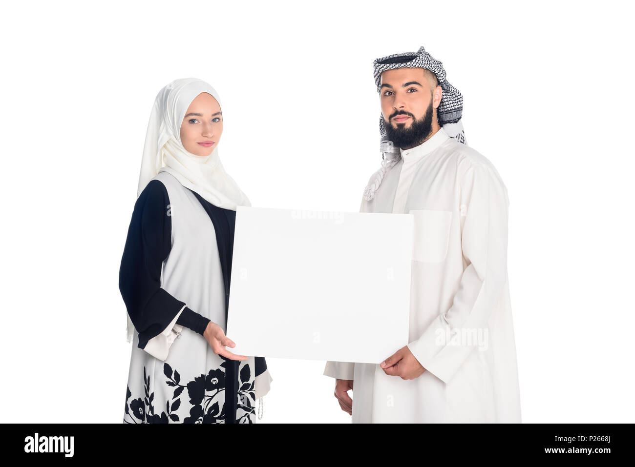 Beau couple musulman holding blank board isolated on white Banque D'Images