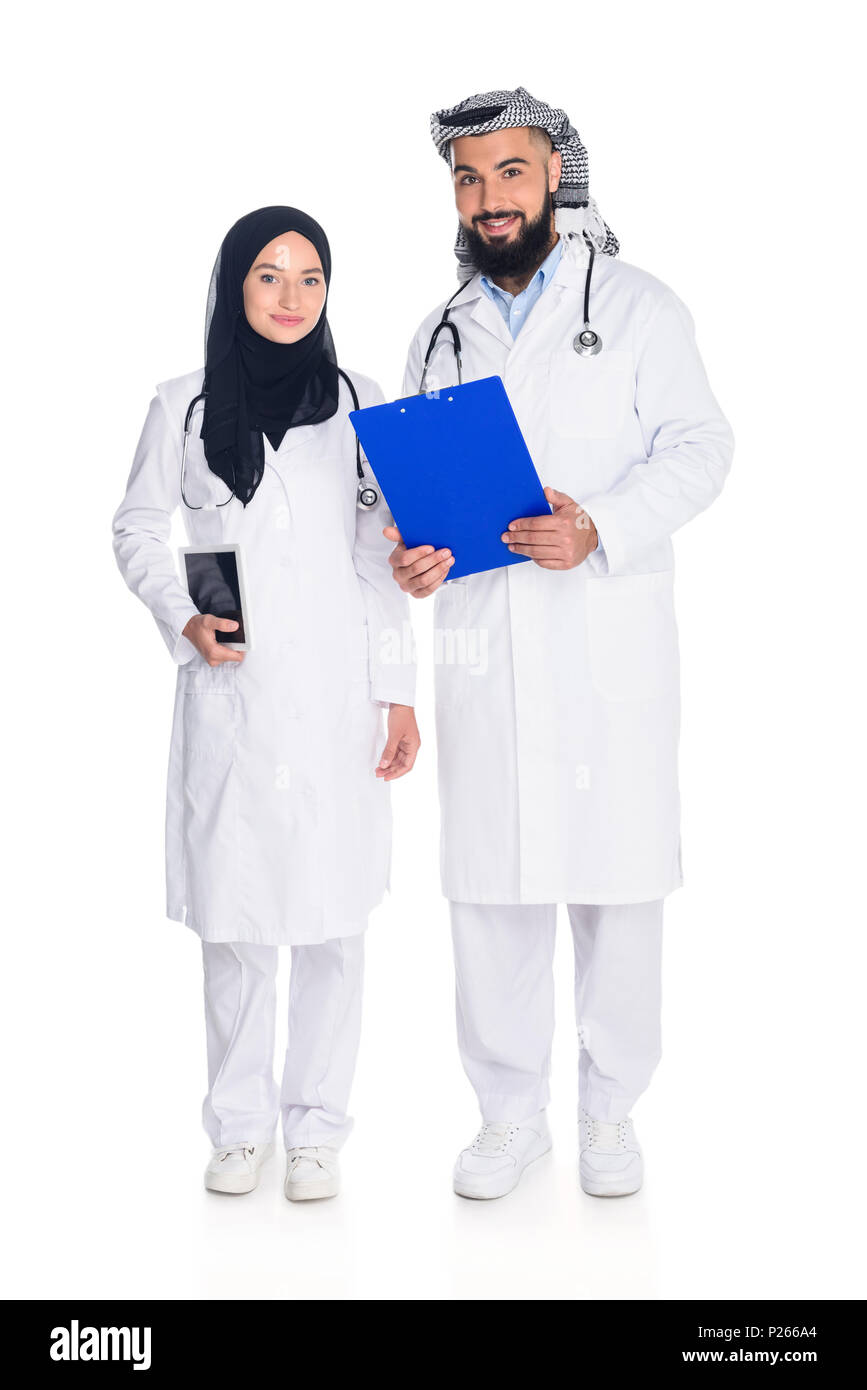 Les médecins musulmans heureux en blouse blanche isolé sur while looking at camera and smiling Banque D'Images