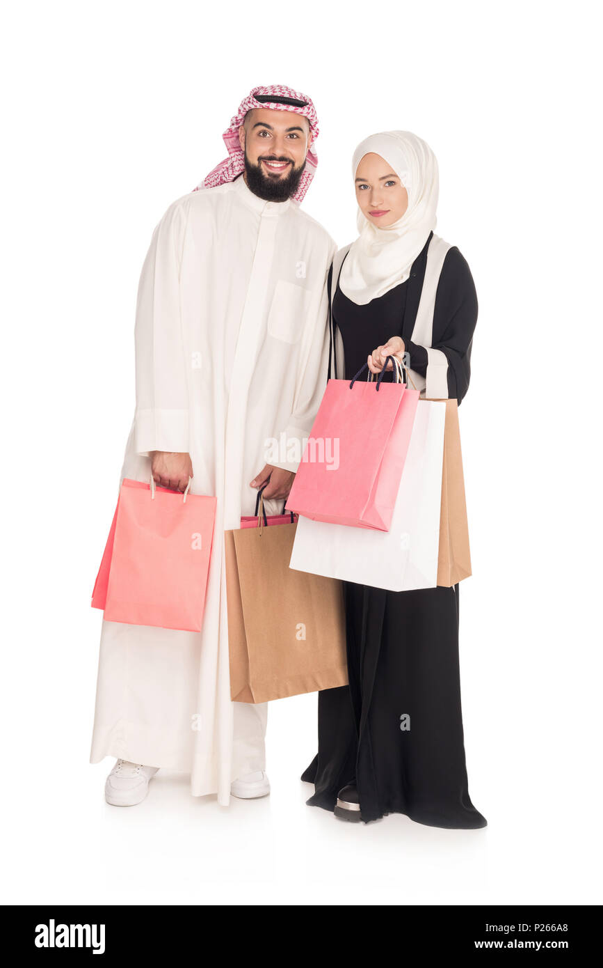 Couple with shopping bags musulmane isolated on white Banque D'Images