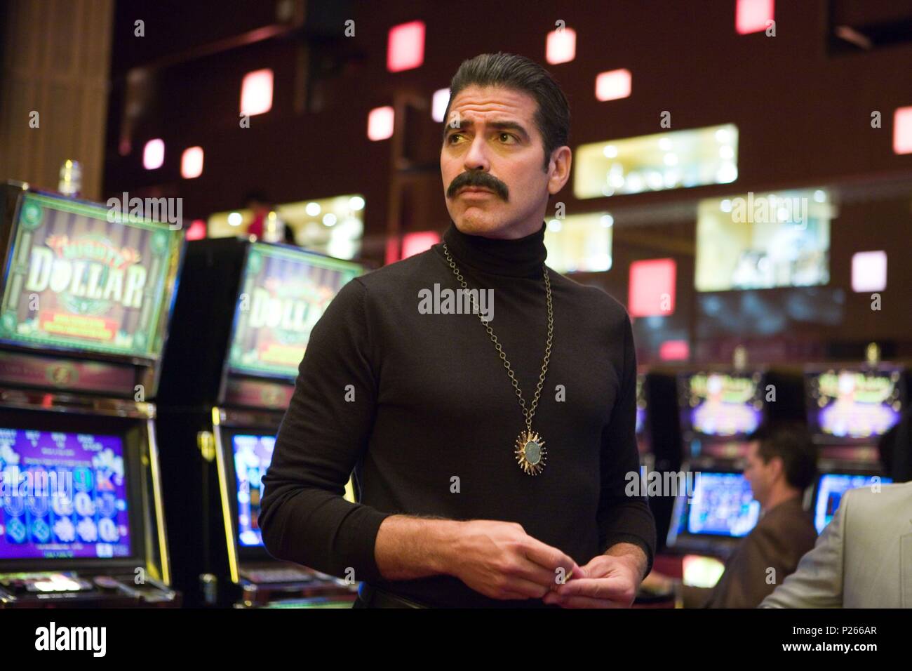 Film Original Titre : OCEAN'S THIRTEEN. Titre en anglais : OCEAN'S THIRTEEN. Film Réalisateur : STEVEN SODERBERGH. Année : 2007. Stars : GEORGE CLOONEY. Credit : WARNER BROS. / GORDON, MELINDA SUE / Album Banque D'Images