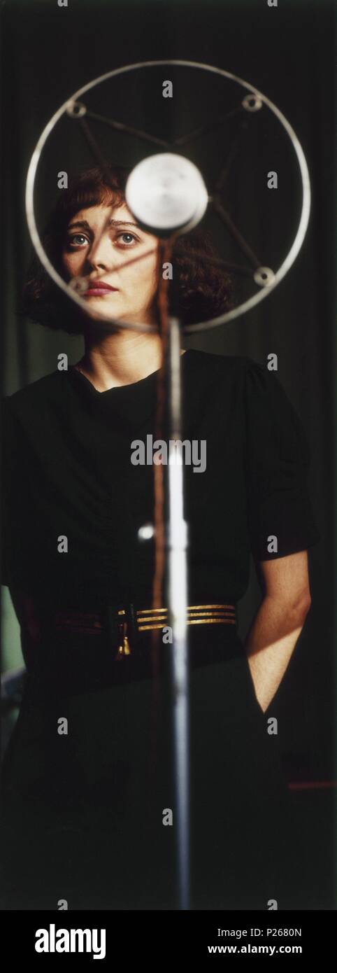 Titre original : LA MOME. Titre en anglais : L'HISTOIRE DE LA VIE DE LA CHANTEUSE EDITH PIAF. Directeur de film : Olivier Dahan. Année : 2007. Stars : Marion Cotillard. Credit : LEGENDE/TF1 INTERNATIONAL/TF1 Films Productions/SONGBIRD PIC / Album Banque D'Images