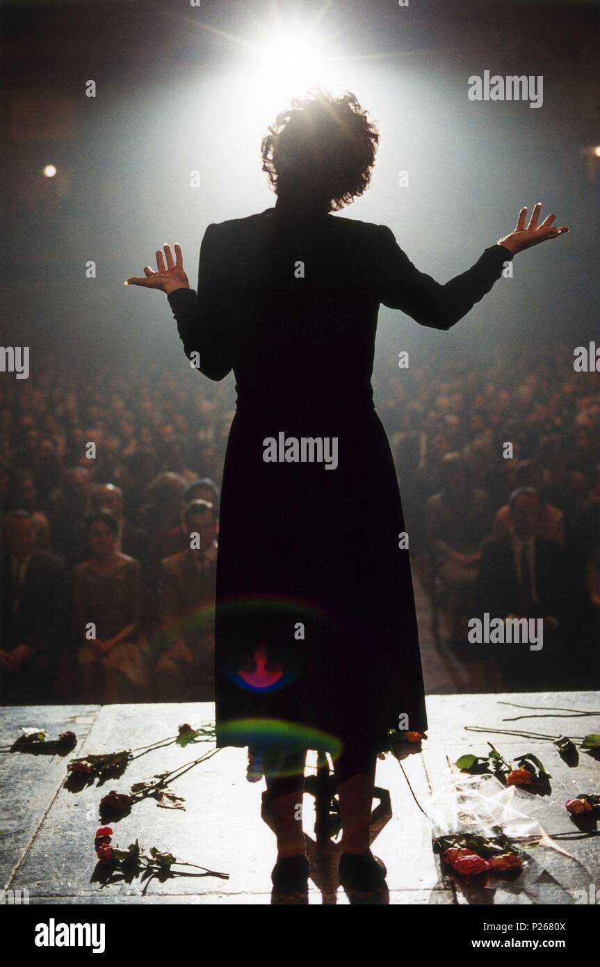 Titre original : LA MOME. Titre en anglais : L'HISTOIRE DE LA VIE DE LA CHANTEUSE EDITH PIAF. Directeur de film : Olivier Dahan. Année : 2007. Stars : Marion Cotillard. Credit : LEGENDE/TF1 INTERNATIONAL/TF1 Films Productions/SONGBIRD PIC / Album Banque D'Images