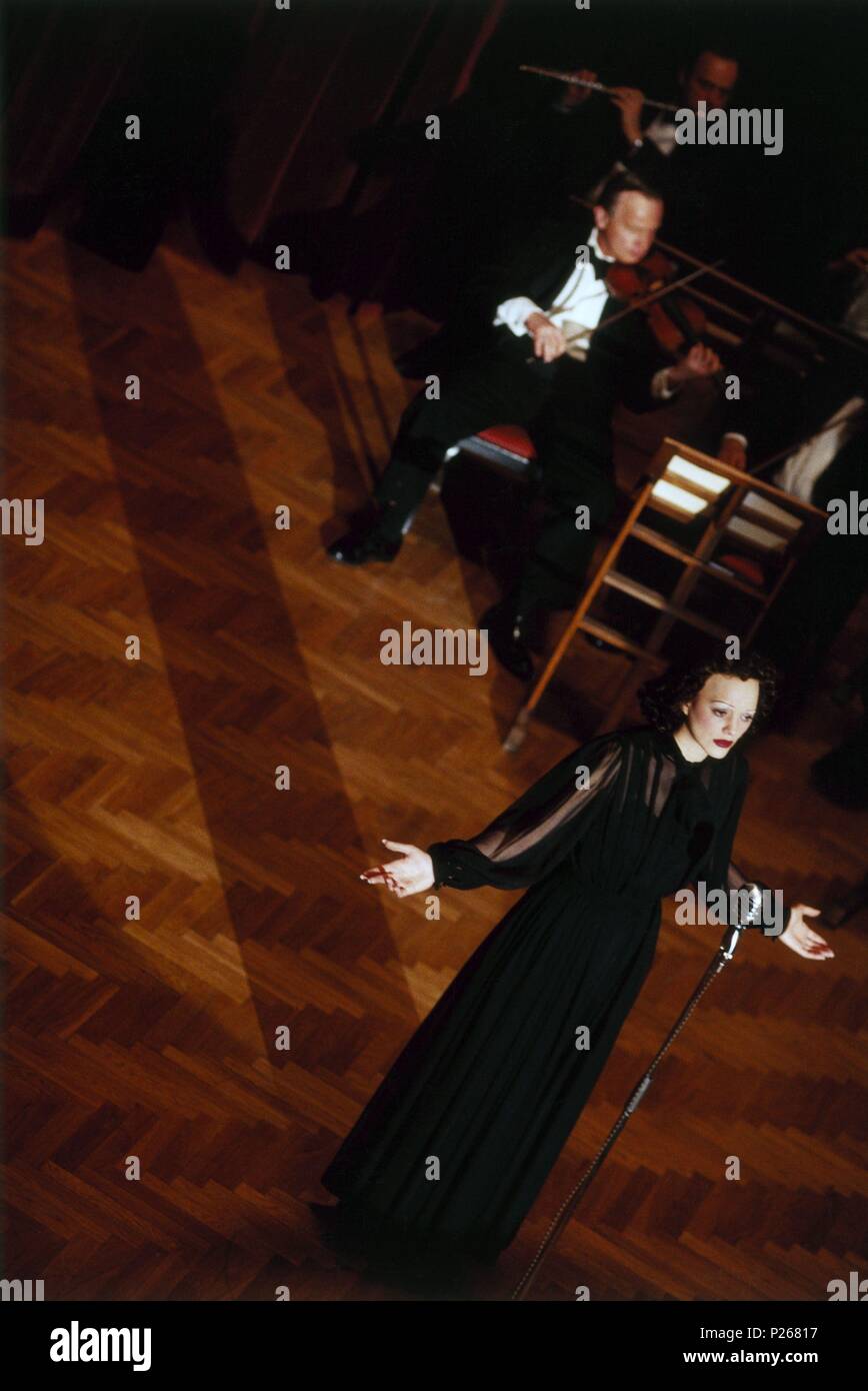 Titre original : LA MOME. Titre en anglais : L'HISTOIRE DE LA VIE DE LA CHANTEUSE EDITH PIAF. Directeur de film : Olivier Dahan. Année : 2007. Stars : Marion Cotillard. Credit : LEGENDE/TF1 INTERNATIONAL/TF1 Films Productions/SONGBIRD PIC / Album Banque D'Images