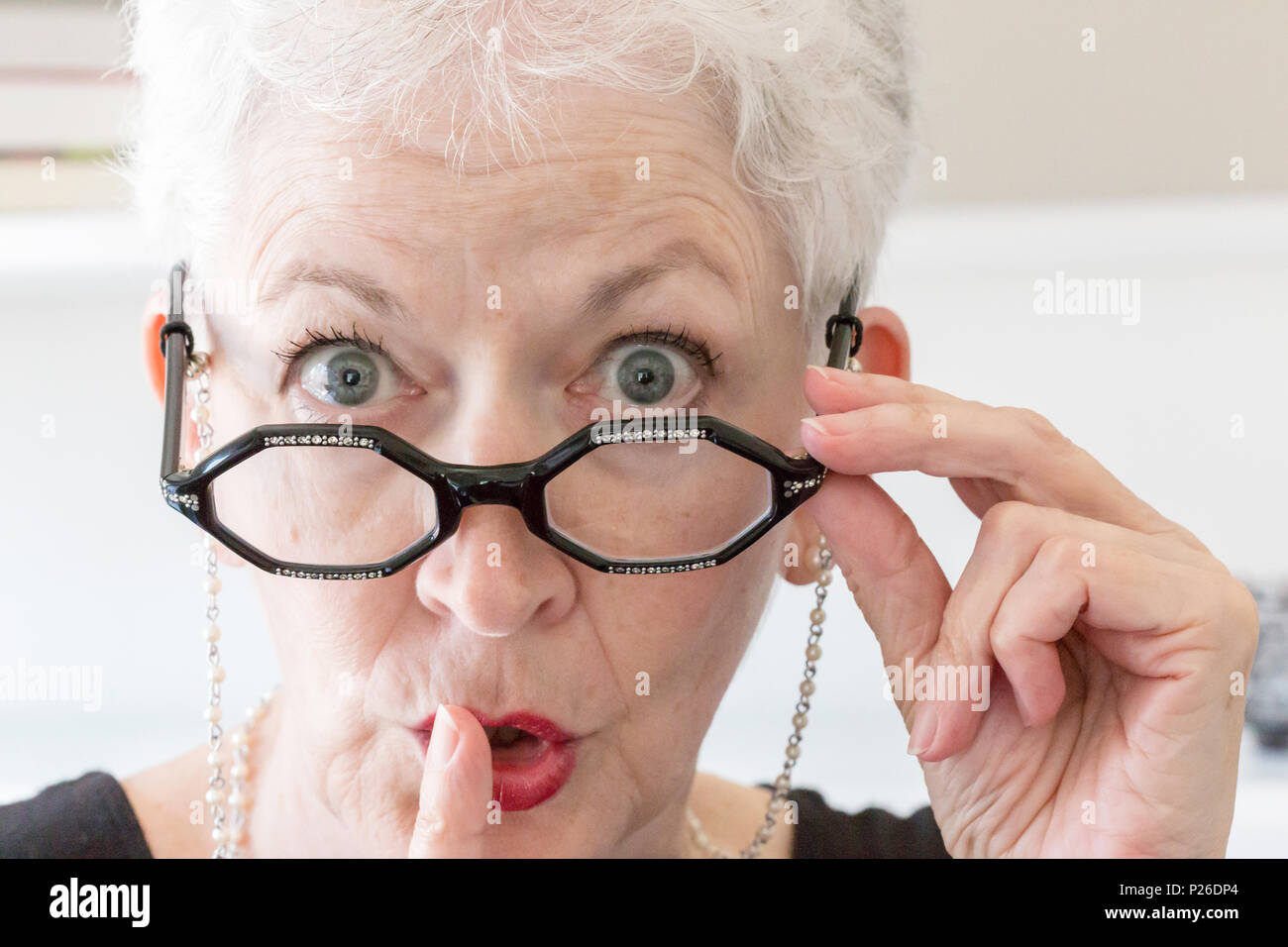 Woman Gesturing bibliothécaire pour Silence, USA Banque D'Images