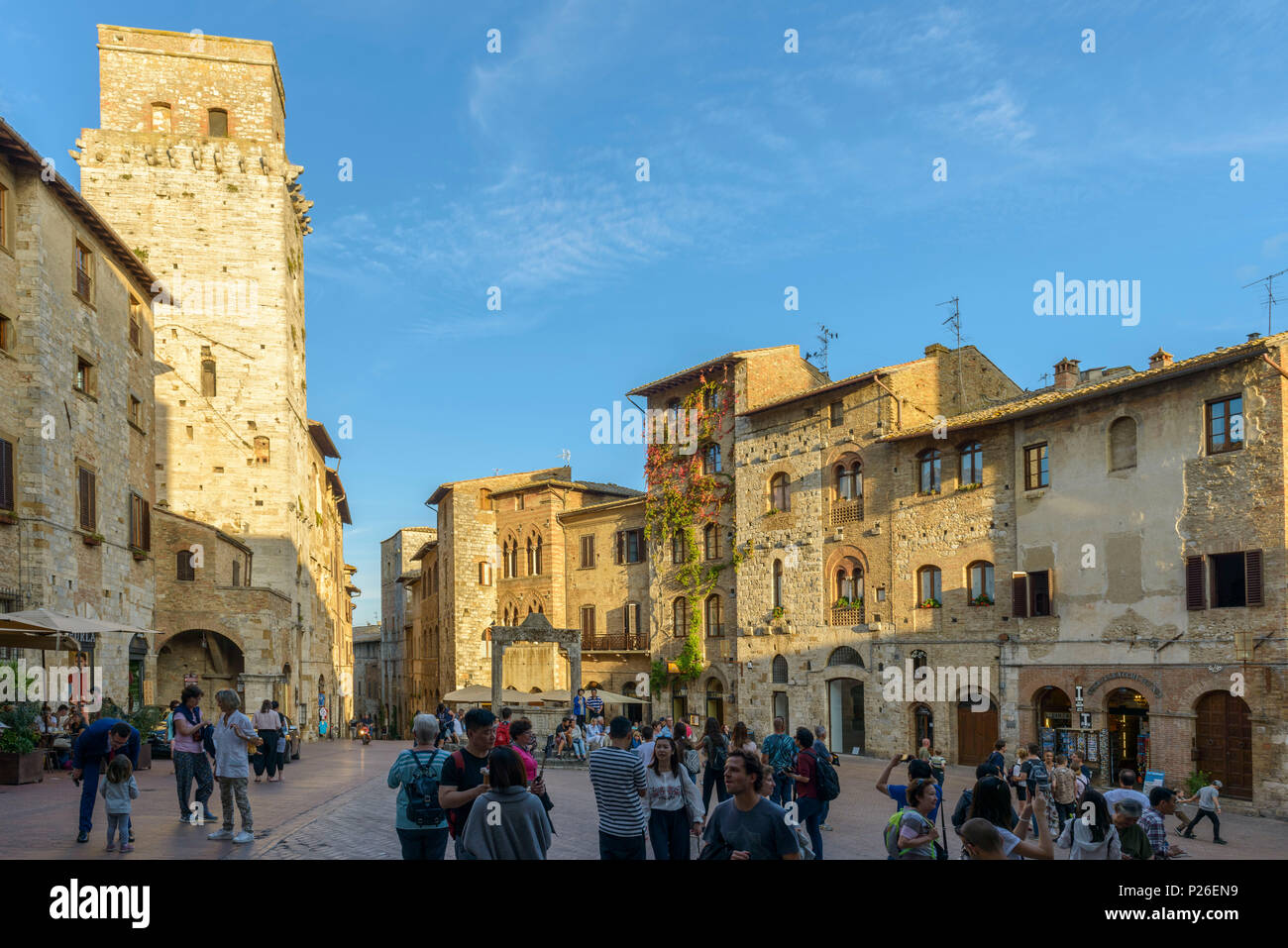 Les touristes sur la place de San Gimignano. Italie, Toscane, Sienne district. Banque D'Images