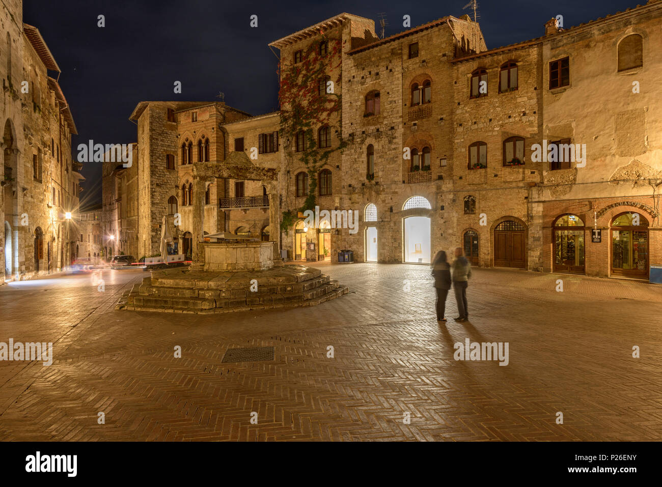 Les touristes sur la place de San Gimignano dans la nuit. Italie, Toscane, Sienne district. Banque D'Images