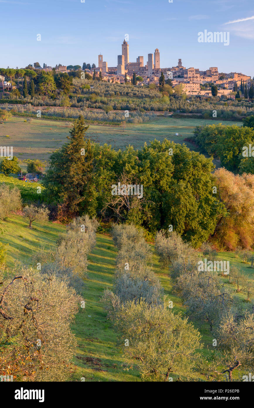San Gimignano au lever du soleil. Italie, Toscane, Sienne district Banque D'Images