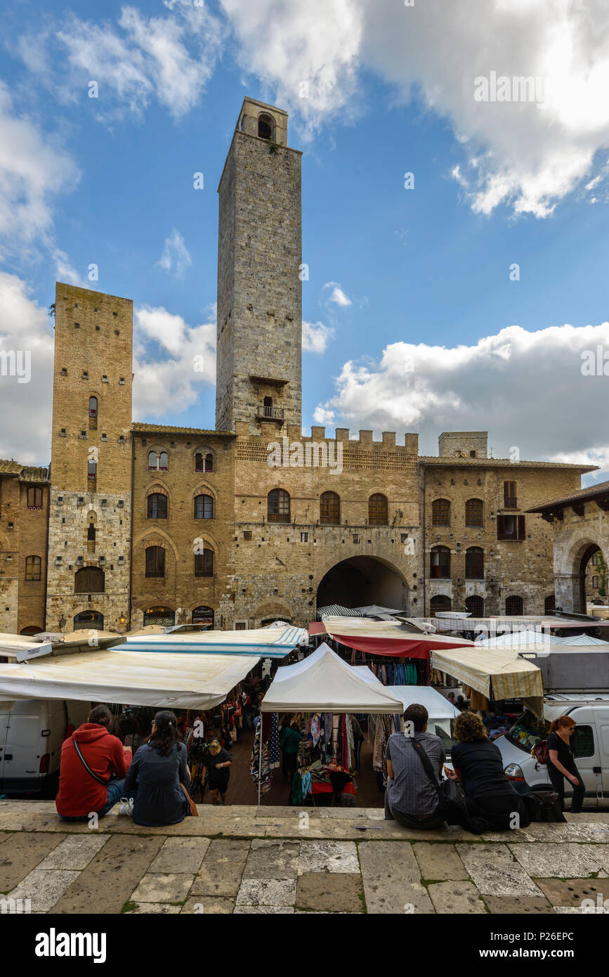 Les touristes au marché de San Gimignano. Italie, Toscane, Sienne district. Banque D'Images