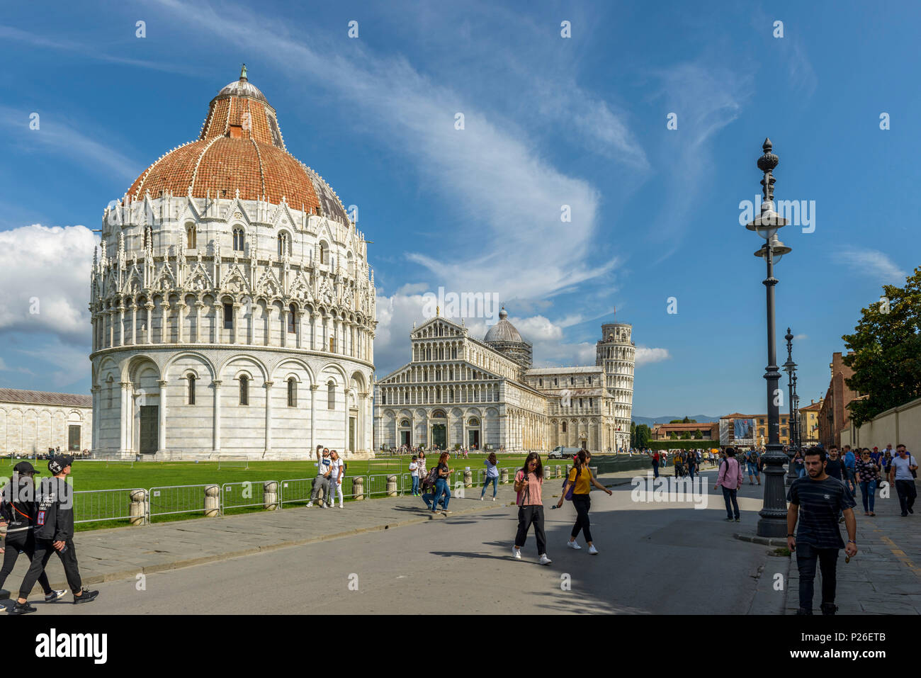 Les touristes à la place des miracles. L'Europe, Italie, Toscane, Pise. Banque D'Images