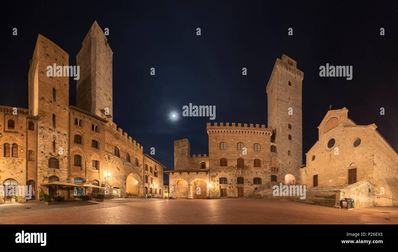 Vue panoramique sur la Piazza del Duomo de San Gimignano dans la nuit.L'Italie, Toscane, Sienne district. Banque D'Images