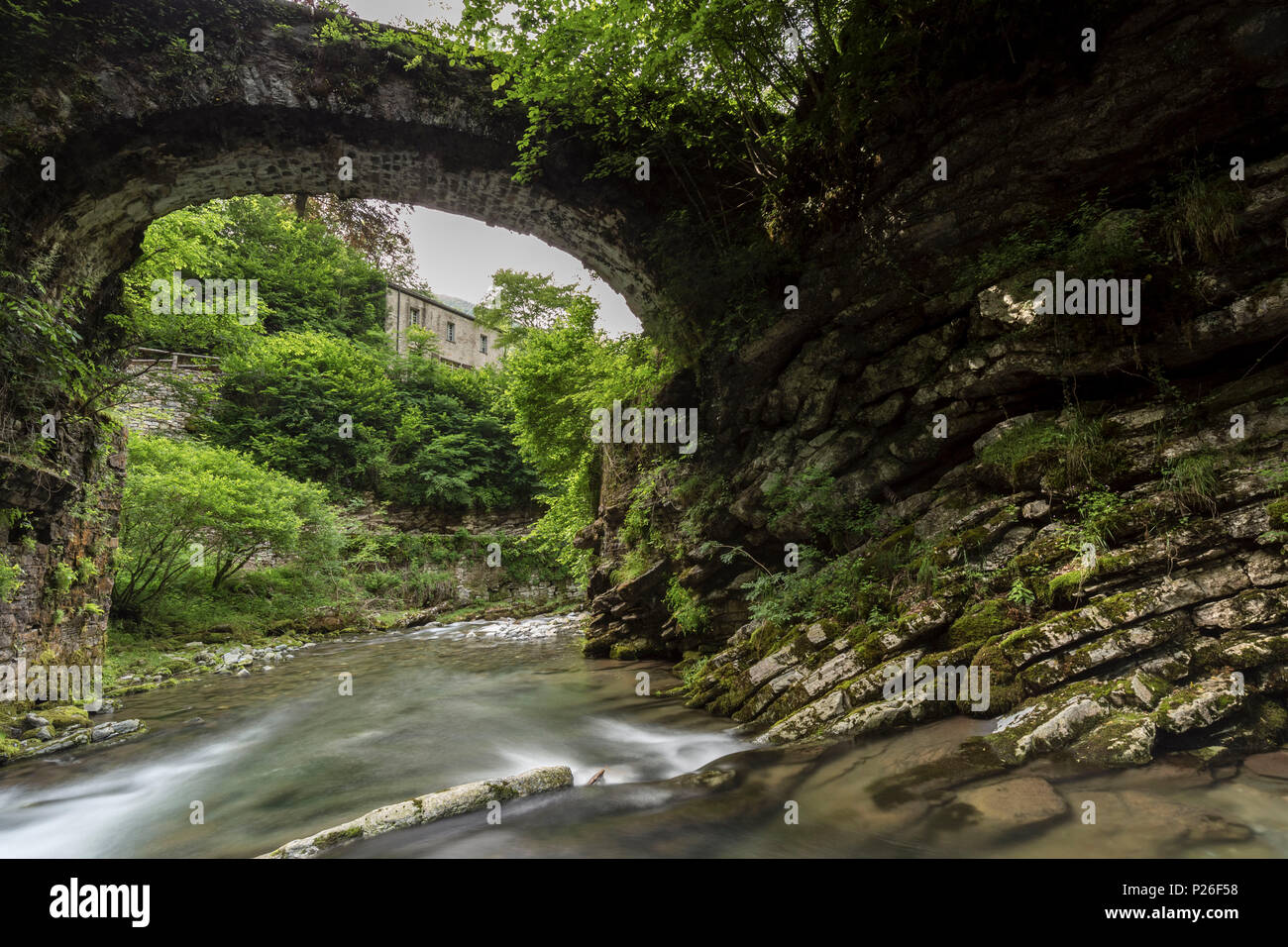 Pont sur la rivière Breggia en Bruzella, moulin de la vallée de Muggio, Lugano, Tessin, Suisse. Banque D'Images