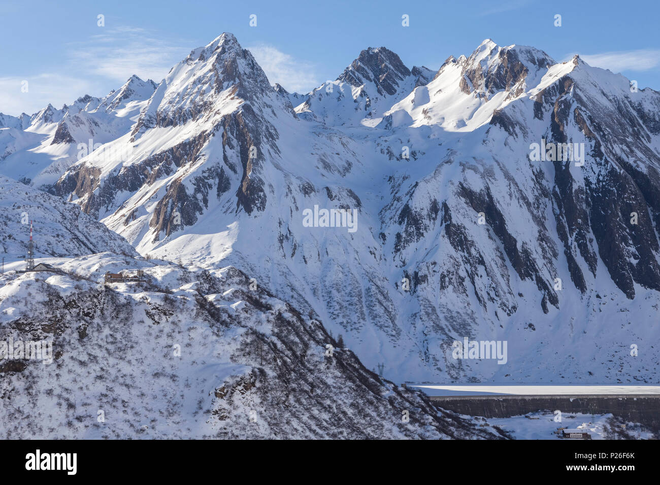 Vue sur le lac et le barrage Morasco à partir de la route de la Maria Luisa refuge et la haute Vallée Formazza. Riale Formazza, hameau, val Formazza, Verbano Cusio Ossola, Piémont, Italie. Banque D'Images