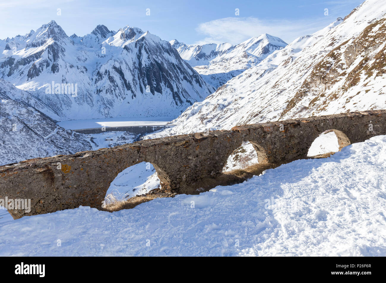 Vue sur le lac et le barrage Morasco à partir de la route de la Maria Luisa refuge et la haute Vallée Formazza. Riale Formazza, hameau, val Formazza, Verbano Cusio Ossola, Piémont, Italie. Banque D'Images