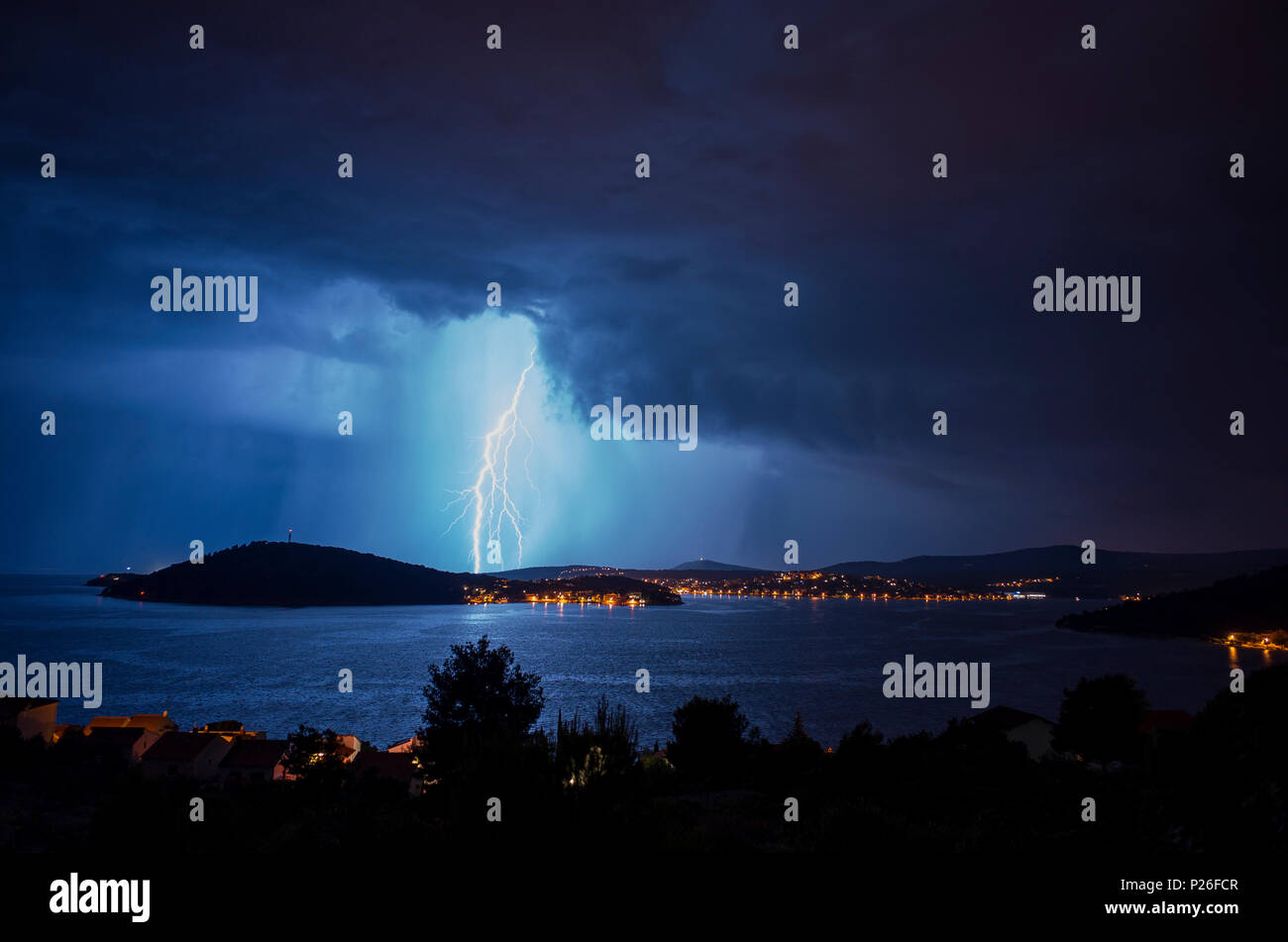 Les nuages de tempête et des conditions météo de la mer Adriatique en Croatie l'Europe. De puissants éclairs et clignote sur le village Rogoznica dans littoral dalmate. N Banque D'Images