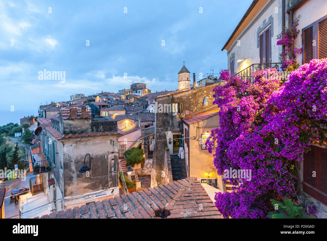Vieille ville au crépuscule, Capoliveri, Ile d'Elbe, province de Livourne, Toscane, Italie Banque D'Images