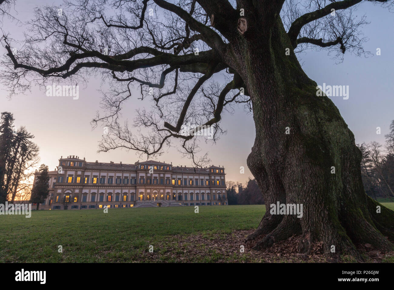 Voir l'historique de la Villa Reale du parc au crépuscule, Monza, Lombardie, Italie Banque D'Images