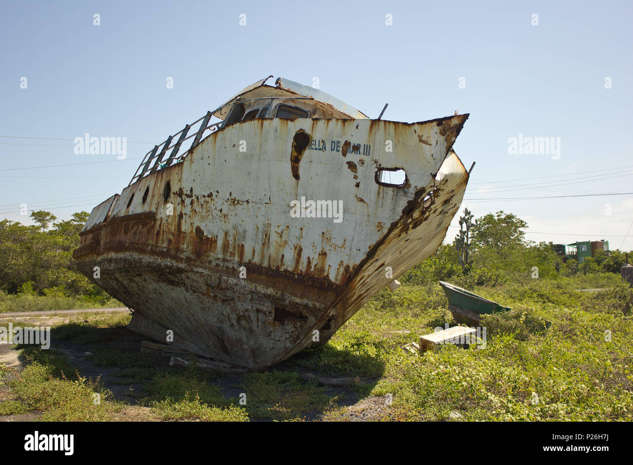 Un vieux bateau se trouve sur terre où il les rouilles et decay Banque D'Images