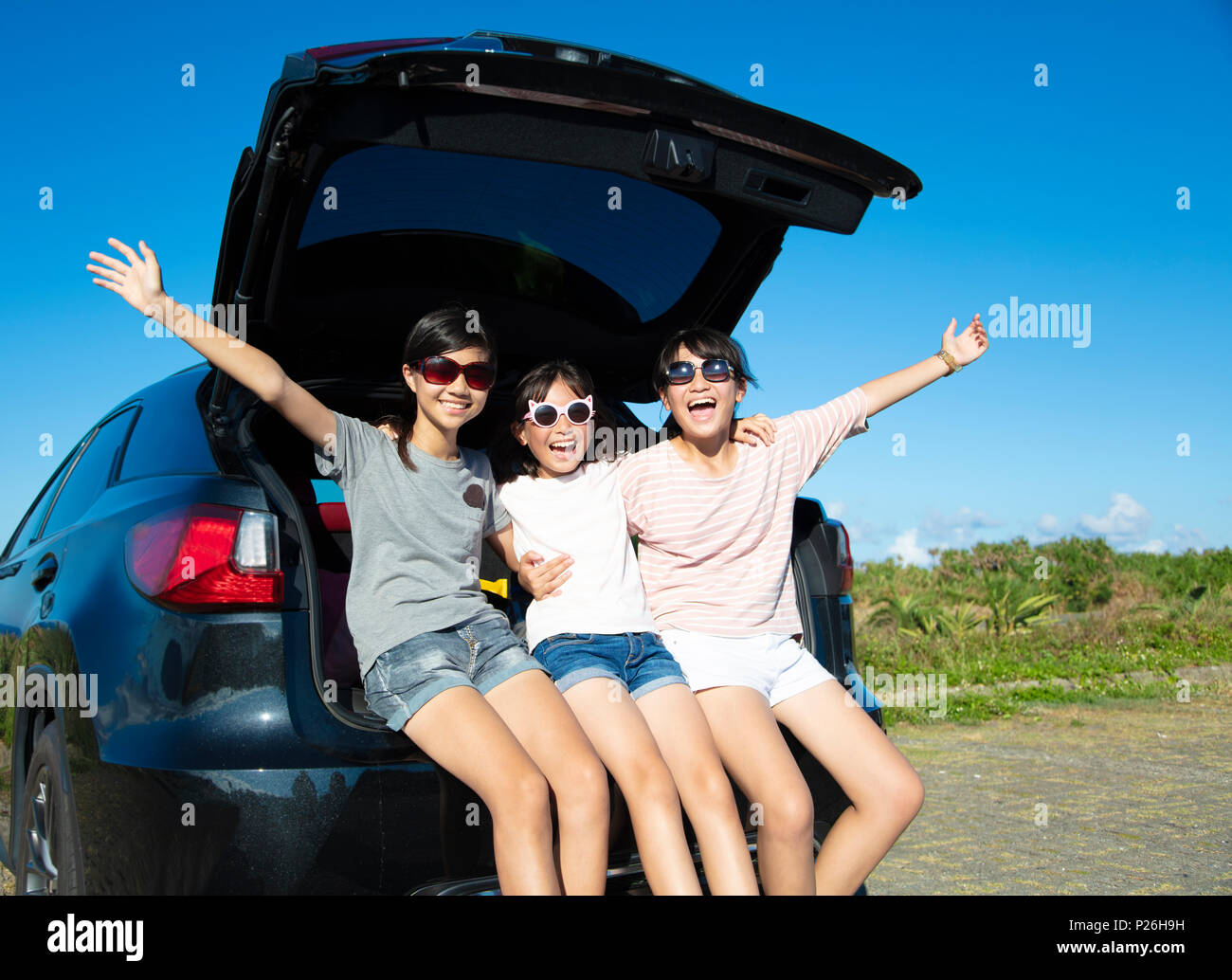 Adolescent Girls having fun in road trip à l'été Banque D'Images