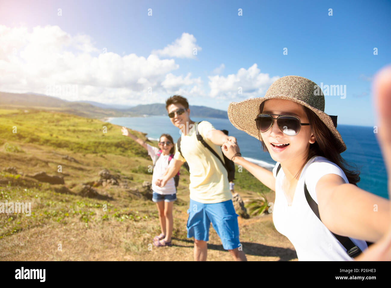 Famille heureuse en tenant sur la côte selfies Banque D'Images