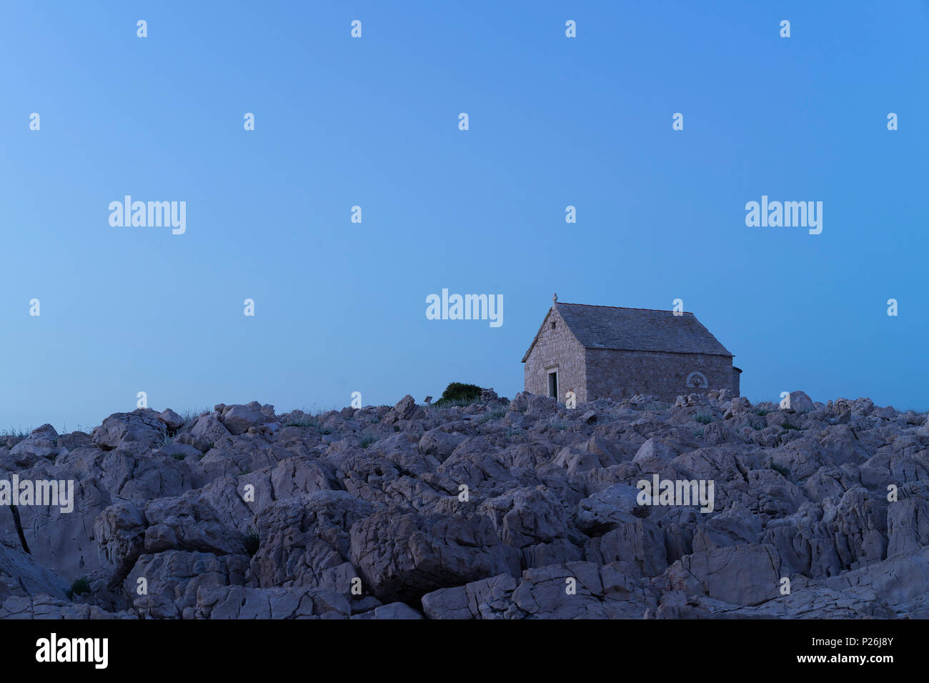 Crépuscule soir bleu à Razanj Croatie Europe. Belle photo nature et paysage de rochers, de falaises et de petites pierres. l'église catholique Calme, paisible Banque D'Images