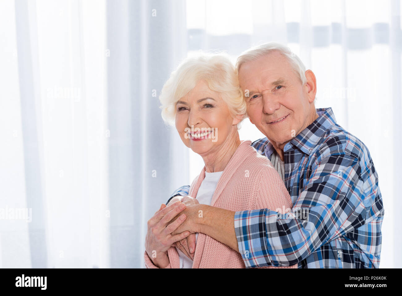 Portrait of happy senior couple looking at camera Banque D'Images