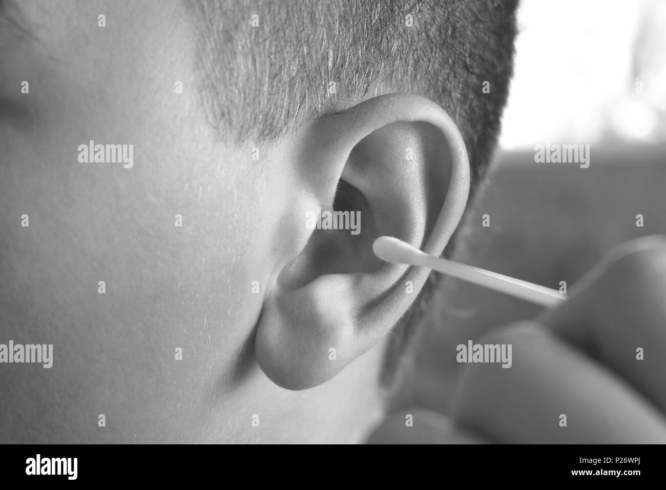 Nettoyage d'oreille image stock. Image du blanc, santé - 15909021
