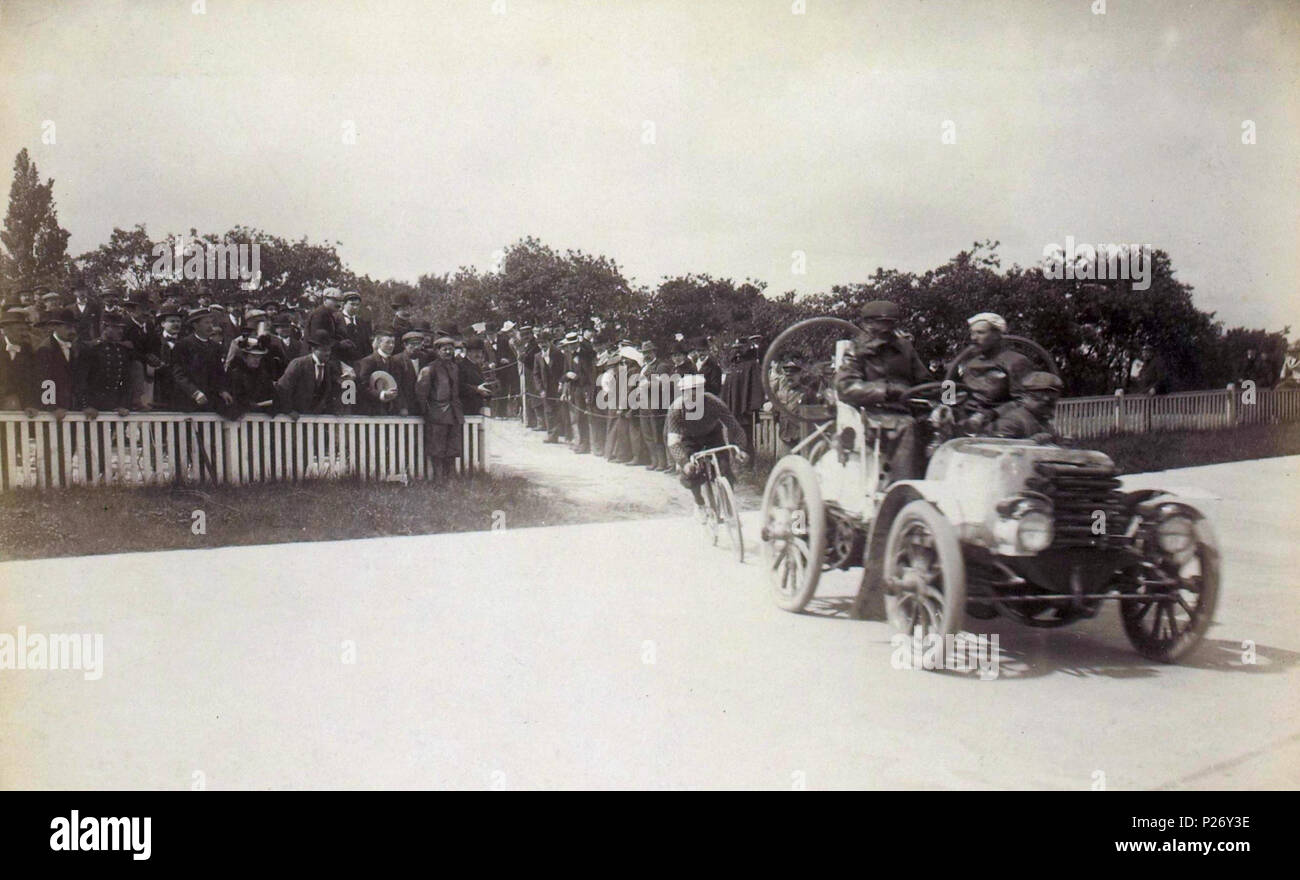 [Collection Jules Beau. Photographie sportive] : T. 9. Année 1899 / Jules Beau [Collection Jules Beau. Photographie sportive] : T. 9. Année 1899 / Jules Beau : F. 20. Cours de [Bordeaux - Paris, 1899] ; 35 Bordeaux-Paris 1899, Josef Fischer le deuxième (qui arrive derrière la voiture de Fernand Charron) Banque D'Images