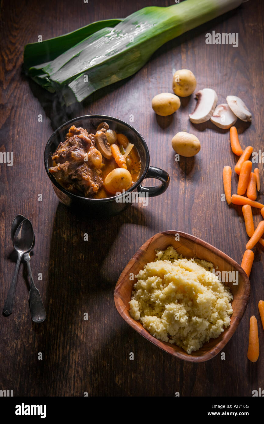 Potjiekos Ragout De Boeuf De L Afrique Du Sud D Or Bebe Carottes Pommes De Terre Et Champignons De Paris Photo Stock Alamy